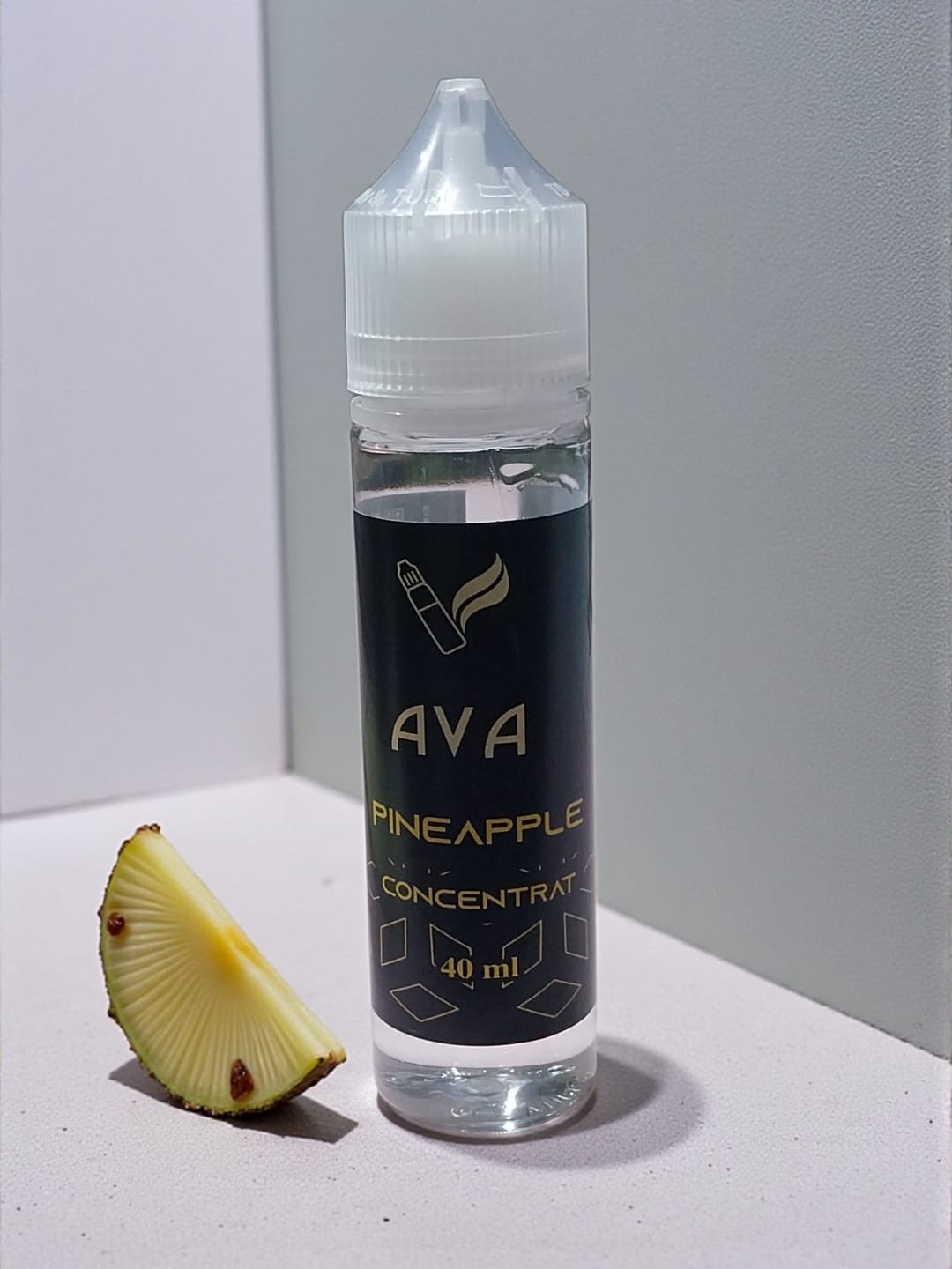Aromă concentrată de ananas –; esență pură și vibrantă, extrasă din fructe proaspete pentru a aduce o notă intensă; în diverse preparate și utilizări.